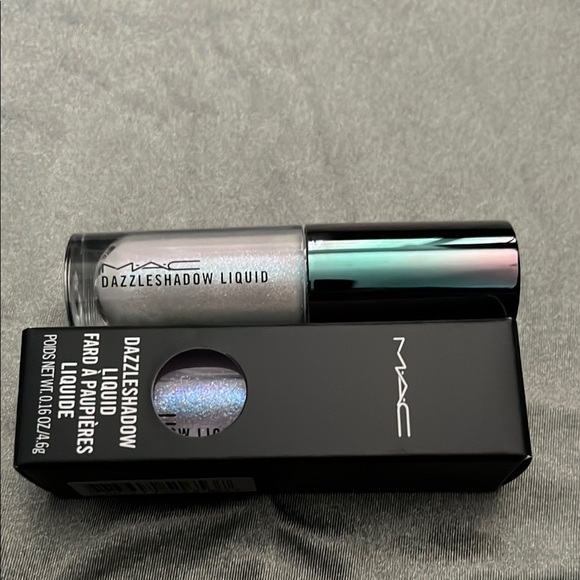 Mac dazzle shadow liquid
Shard awespicious and diamond crumbles
Never used - Picture 1 of 2